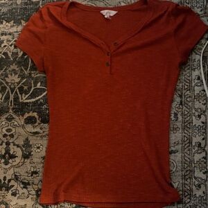 No Boundaries Women's Rust Short Sleeve Henley